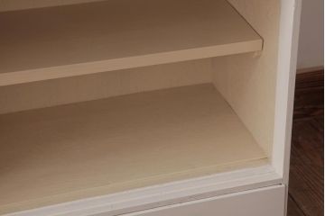 レトロ家具　モールガラス入り　小振り　アンティークペイントがお洒落な収納棚(戸棚)