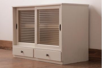 レトロ家具　モールガラス入り　小振り　アンティークペイントがお洒落な収納棚(戸棚)