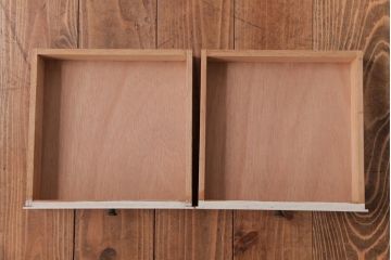 レトロ家具　モールガラス入り　小振り　アンティークペイントがお洒落な収納棚(戸棚)