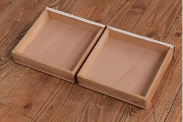 レトロ家具　モールガラス入り　小振り　アンティークペイントがお洒落な収納棚(戸棚)