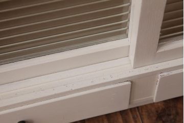 レトロ家具　モールガラス入り　小振り　アンティークペイントがお洒落な収納棚(戸棚)