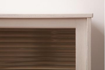 レトロ家具　モールガラス入り　小振り　アンティークペイントがお洒落な収納棚(戸棚)