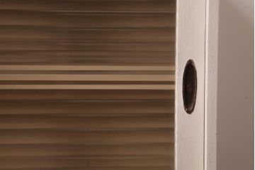 レトロ家具　モールガラス入り　小振り　アンティークペイントがお洒落な収納棚(戸棚)