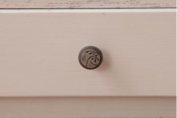 レトロ家具　モールガラス入り　小振り　アンティークペイントがお洒落な収納棚(戸棚)