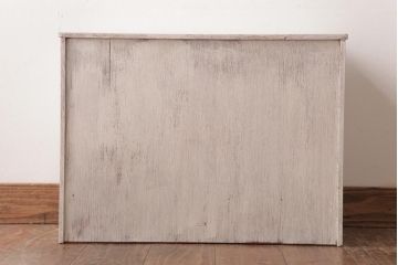 レトロ家具　モールガラス入り　小振り　アンティークペイントがお洒落な収納棚(戸棚)