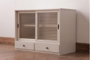 レトロ家具　モールガラス入り　小振り　アンティークペイントがお洒落な収納棚(戸棚)