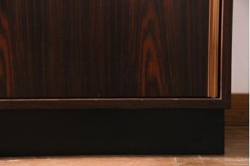 ビンテージ家具　ローズウッド材　シンプルで高級感のある重ねキャビネット(食器棚、飾り棚、収納棚)