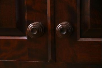 当店リメイク家具　北海道民芸家具　シックでレトロな脚付リビングボード(ローボード、テレビ台、収納棚)