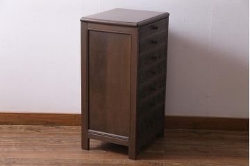 ビンテージ家具　神戸洋家具　緻密な彫刻が目を引くサイドチェスト(ドロワー、引き出し)