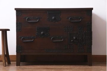 アンティーク家具　リメイク　ヒノキ材　かくし付き　無骨な雰囲気の金具がカッコイイ時代箪笥チェスト(リビングボード、テレビ台)
