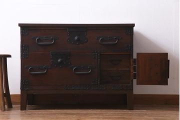 アンティーク家具　リメイク　ヒノキ材　かくし付き　無骨な雰囲気の金具がカッコイイ時代箪笥チェスト(リビングボード、テレビ台)