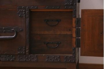 アンティーク家具　リメイク　ヒノキ材　かくし付き　無骨な雰囲気の金具がカッコイイ時代箪笥チェスト(リビングボード、テレビ台)