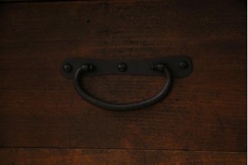 アンティーク家具　リメイク　ヒノキ材　かくし付き　無骨な雰囲気の金具がカッコイイ時代箪笥チェスト(リビングボード、テレビ台)