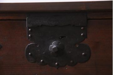 アンティーク家具　リメイク　ヒノキ材　かくし付き　無骨な雰囲気の金具がカッコイイ時代箪笥チェスト(リビングボード、テレビ台)