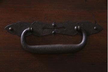 アンティーク家具　リメイク　ヒノキ材　かくし付き　無骨な雰囲気の金具がカッコイイ時代箪笥チェスト(リビングボード、テレビ台)