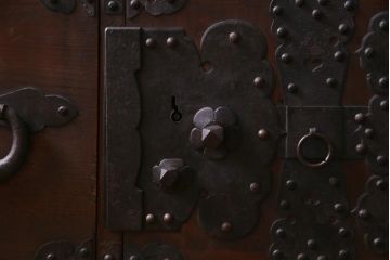 アンティーク家具　リメイク　ヒノキ材　かくし付き　無骨な雰囲気の金具がカッコイイ時代箪笥チェスト(リビングボード、テレビ台)