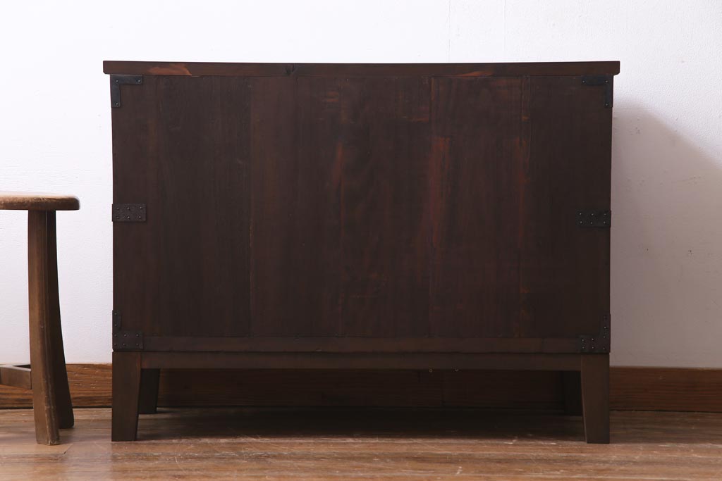 アンティーク家具　リメイク　ヒノキ材　かくし付き　無骨な雰囲気の金具がカッコイイ時代箪笥チェスト(リビングボード、テレビ台)