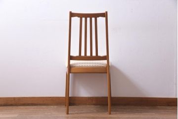 北欧家具  ビンテージ家具　チーク材　木のぬくもりと品のある佇まいが魅力的なダイニングチェア(椅子)(2)