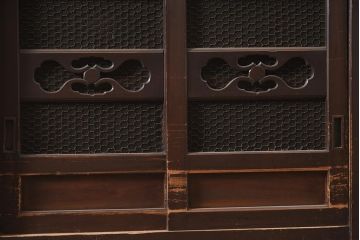 アンティーク家具　縦桟引き戸の近江水屋箪笥キャビネット(収納棚、戸棚)(R-036288)