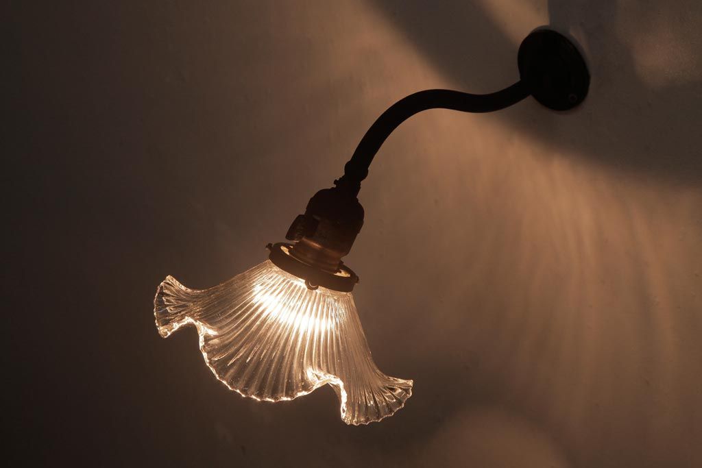 アンティーク照明　昭和初期　フリルシェードがおしゃれな西洋風のウォールランプ(壁付け照明)