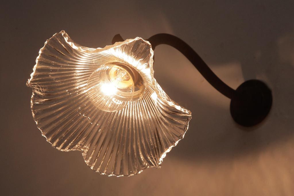 アンティーク照明　昭和初期　フリルシェードがおしゃれな西洋風のウォールランプ(壁付け照明)