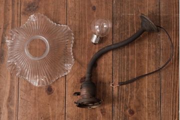 アンティーク照明　昭和初期　フリルシェードがおしゃれな西洋風のウォールランプ(壁付け照明)