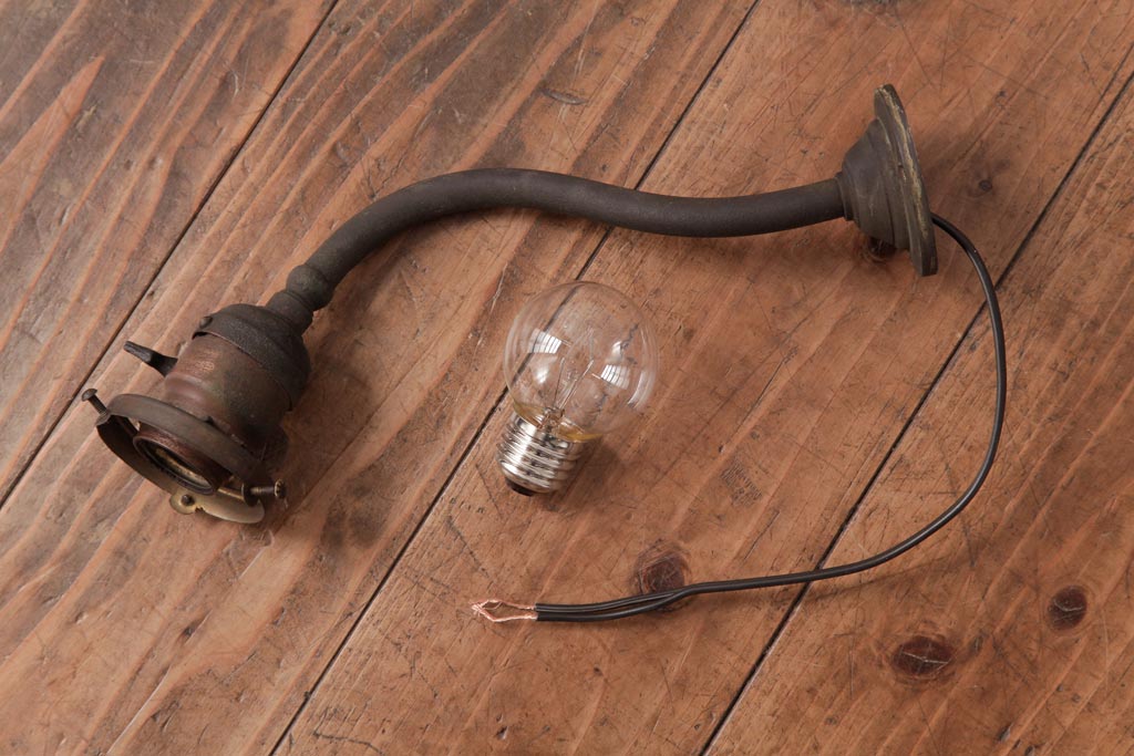 アンティーク照明　昭和初期　フリルシェードがおしゃれな西洋風のウォールランプ(壁付け照明)