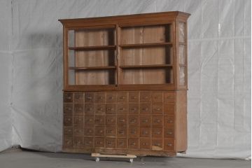 アンティーク家具　レトロな薄型キャビネット(収納棚)(R-036306)