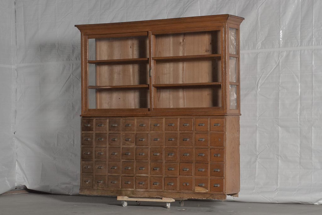 アンティーク家具　レトロな薄型キャビネット(収納棚)(R-036306)