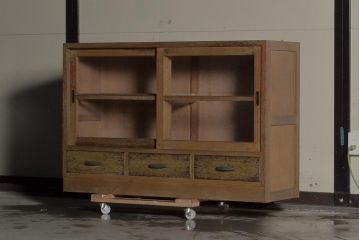 レトロ家具　昭和中期　シンプルなレトロキャビネット(ガラスケース)(R-036335)
