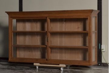 アンティーク家具　三面ガラスのレトロな薄型キャビネット(ガラスケース、飾り棚)(R-036355)
