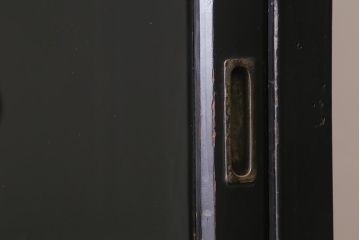 アンティーク家具　昭和初期　ノスタルジックな雰囲気が漂う黒塗りキャビネット(重ね戸棚、戸棚、収納棚、飾り棚)(R-036360)