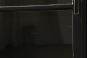 アンティーク家具　昭和初期　ノスタルジックな雰囲気が漂う黒塗りキャビネット(重ね戸棚、戸棚、収納棚、飾り棚)(R-036360)