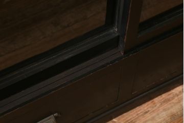 アンティーク家具　昭和初期　ノスタルジックな雰囲気が漂う黒塗りキャビネット(重ね戸棚、戸棚、収納棚、飾り棚)(R-036360)