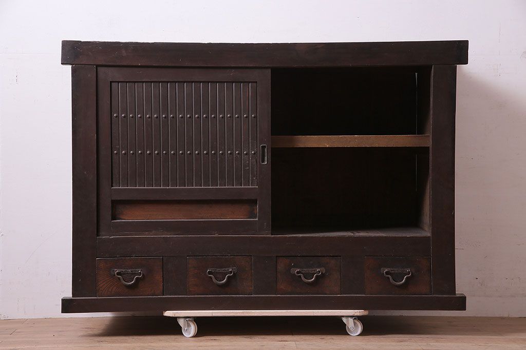 アンティーク家具　シンプルな四尺水屋箪笥(サイドボード、テレビ台)(R-036364)