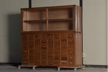 レトロ家具　48杯!　昭和レトロな引き出しキャビネット(飾り棚、薬箪笥)(R-036375)