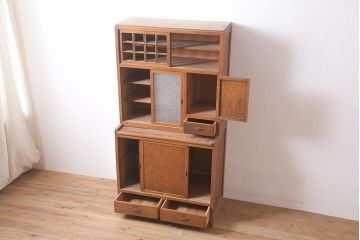 アンティーク家具　昭和中期　栓材　ダイヤガラス入り　懐かしい雰囲気漂う食器棚(収納棚、キャビネット)(R-036384)