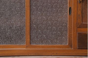 アンティーク家具　昭和中期　栓材　ダイヤガラス入り　懐かしい雰囲気漂う食器棚(収納棚、キャビネット)(R-036384)