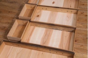 アンティーク家具　明治期　ヒノキ材　堅牢さと品格が漂うリメイク帳場箪笥(時代箪笥、収納棚、戸棚)