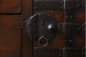 アンティーク家具　明治期　ヒノキ材　堅牢さと品格が漂うリメイク帳場箪笥(時代箪笥、収納棚、戸棚)