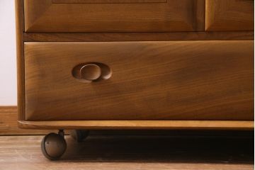 ヴィンテージ家具　イギリス家具　ERCOL(アーコール)　柔らかな雰囲気を醸し出す北欧スタイルのキャビネット(収納棚、サイドボード、戸棚、ビンテージ)