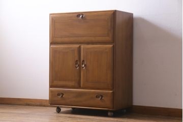 ヴィンテージ家具　イギリス家具　ERCOL(アーコール)　柔らかな雰囲気を醸し出す北欧スタイルのキャビネット(収納棚、サイドボード、戸棚、ビンテージ)