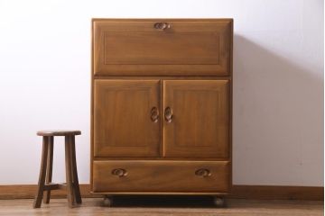 ヴィンテージ家具　イギリス家具　ERCOL(アーコール)　柔らかな雰囲気を醸し出す北欧スタイルのキャビネット(収納棚、サイドボード、戸棚、ビンテージ)