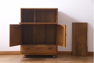 ヴィンテージ家具　イギリス家具　ERCOL(アーコール)　柔らかな雰囲気を醸し出す北欧スタイルのキャビネット(収納棚、サイドボード、戸棚、ビンテージ)
