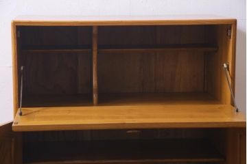 ヴィンテージ家具　イギリス家具　ERCOL(アーコール)　柔らかな雰囲気を醸し出す北欧スタイルのキャビネット(収納棚、サイドボード、戸棚、ビンテージ)