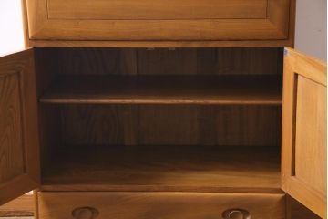 ヴィンテージ家具　イギリス家具　ERCOL(アーコール)　柔らかな雰囲気を醸し出す北欧スタイルのキャビネット(収納棚、サイドボード、戸棚、ビンテージ)