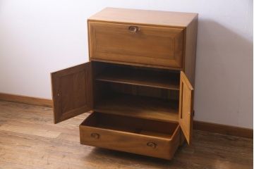 ヴィンテージ家具　イギリス家具　ERCOL(アーコール)　柔らかな雰囲気を醸し出す北欧スタイルのキャビネット(収納棚、サイドボード、戸棚、ビンテージ)