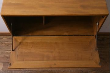 ヴィンテージ家具　イギリス家具　ERCOL(アーコール)　柔らかな雰囲気を醸し出す北欧スタイルのキャビネット(収納棚、サイドボード、戸棚、ビンテージ)