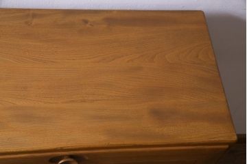 ヴィンテージ家具　イギリス家具　ERCOL(アーコール)　柔らかな雰囲気を醸し出す北欧スタイルのキャビネット(収納棚、サイドボード、戸棚、ビンテージ)