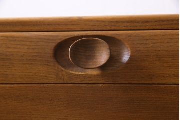 ヴィンテージ家具　イギリス家具　ERCOL(アーコール)　柔らかな雰囲気を醸し出す北欧スタイルのキャビネット(収納棚、サイドボード、戸棚、ビンテージ)